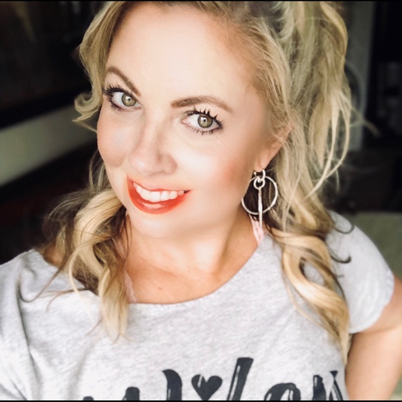 ❤️ Meet the PoshStyled Posher! ❤️ - Picture 2 of 3